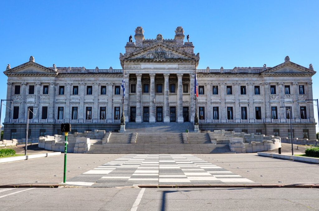 Vista del Palacio Legislativo de Montevideo, sede del Parlamento del Uruguay, donde la Comisión Especial analiza el acuerdo MERCOSUR–Unión Europea.